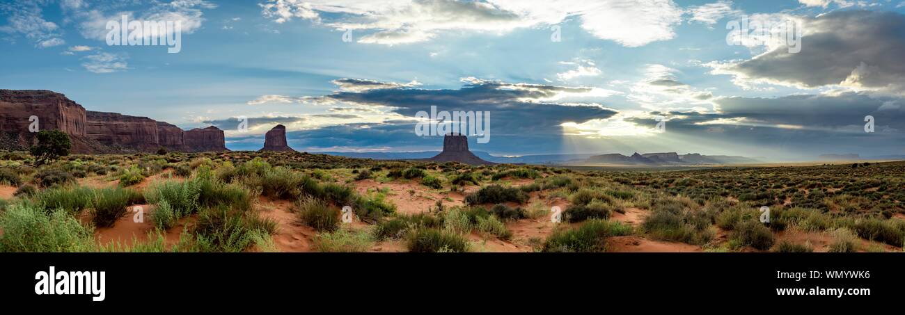 Tabella montagne nel cielo nuvoloso, Light, Mitchell Mesa, Grigio Whiskers Butte, Mitchell Butte, Oljato Mesa, il parco tribale Navajo, Navajo Nation Foto Stock