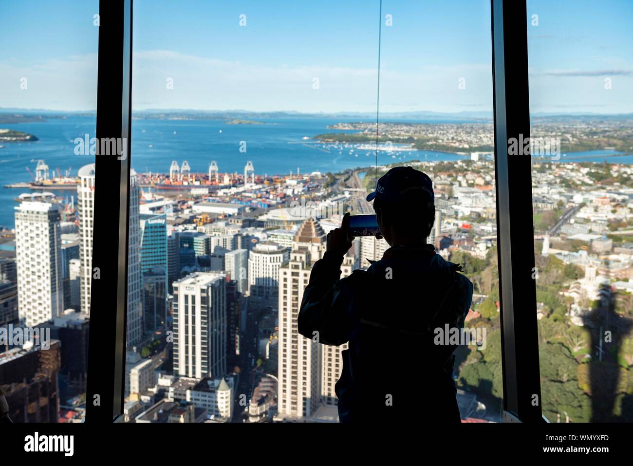 Fotografie turistiche la vista con il suo smartphone, Sky Tower piattaforma di visualizzazione, skyline con grattacieli, il quartiere centrale degli affari di Auckland, Nord Foto Stock