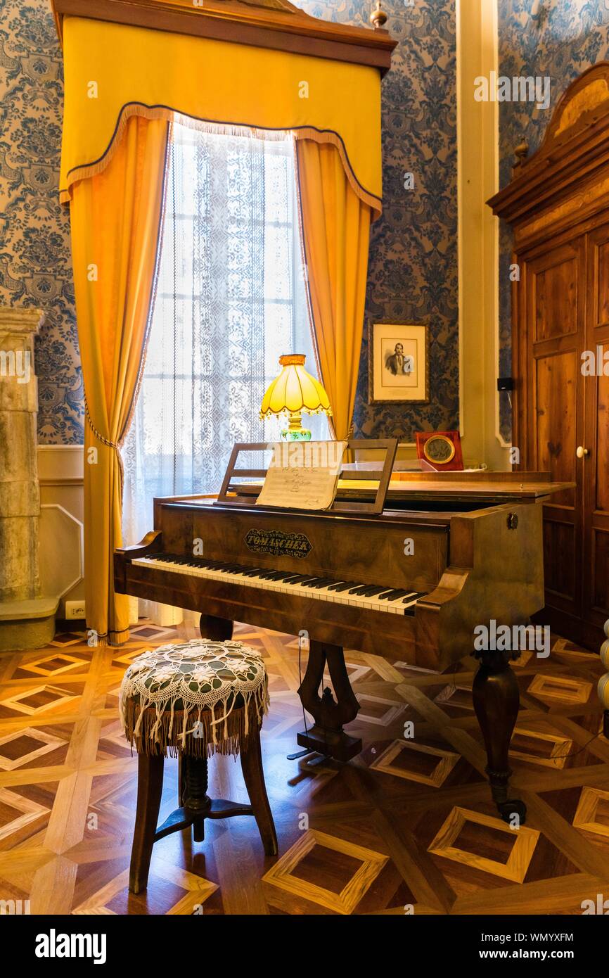 Tomaschek pianoforte nel salone di Casa Barezzi, Museo verdiano, Busseto, Provincia di Parma, regione Emilia Romagna, Italia Foto Stock