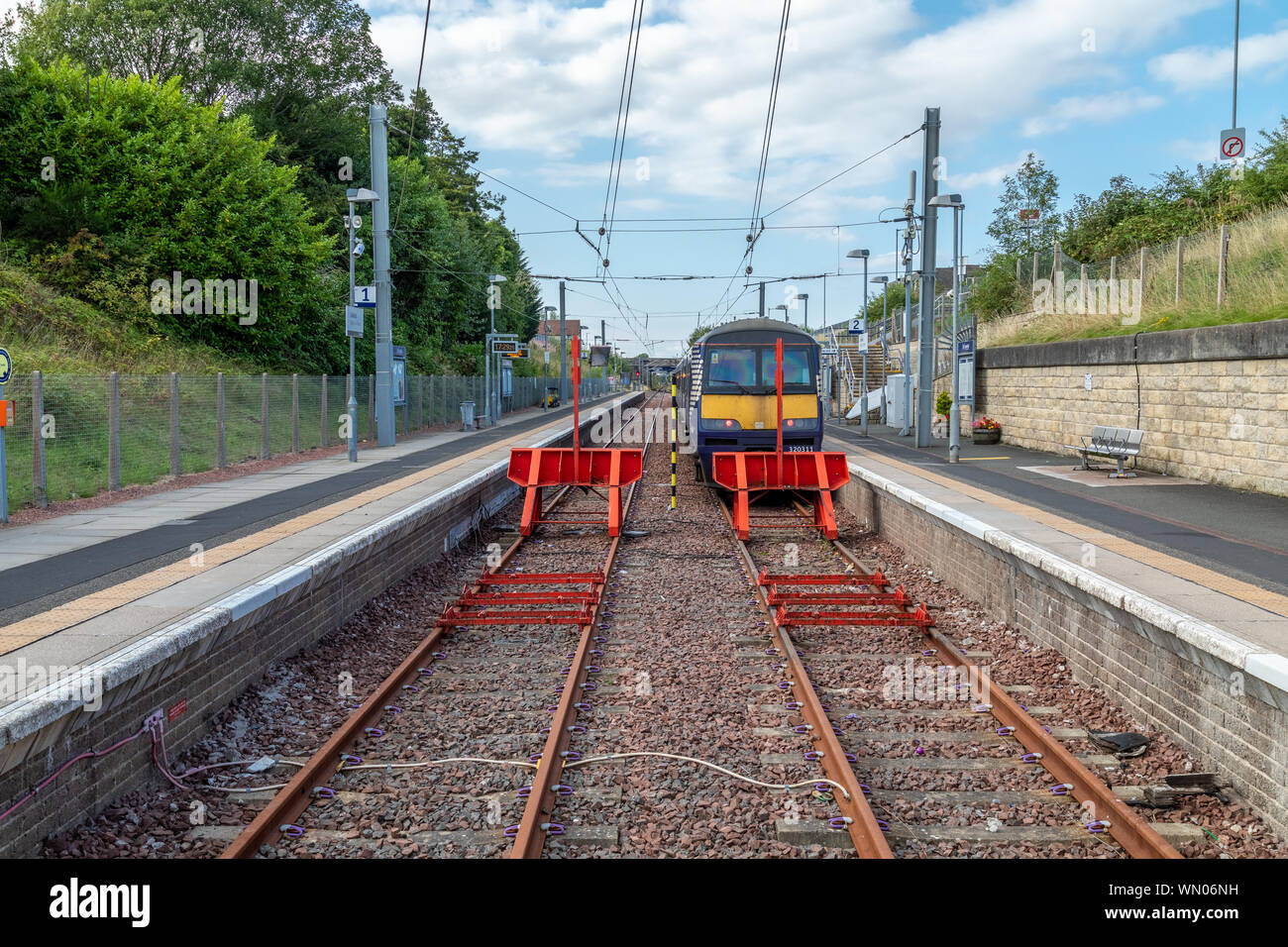 Larkhall stazione ferroviaria in South Lanarkshire. Un regolare Scotrail servizio del treno corre tra Glasgow e questa stazione. 320311 è in corrispondenza della piattaforma 2. Foto Stock