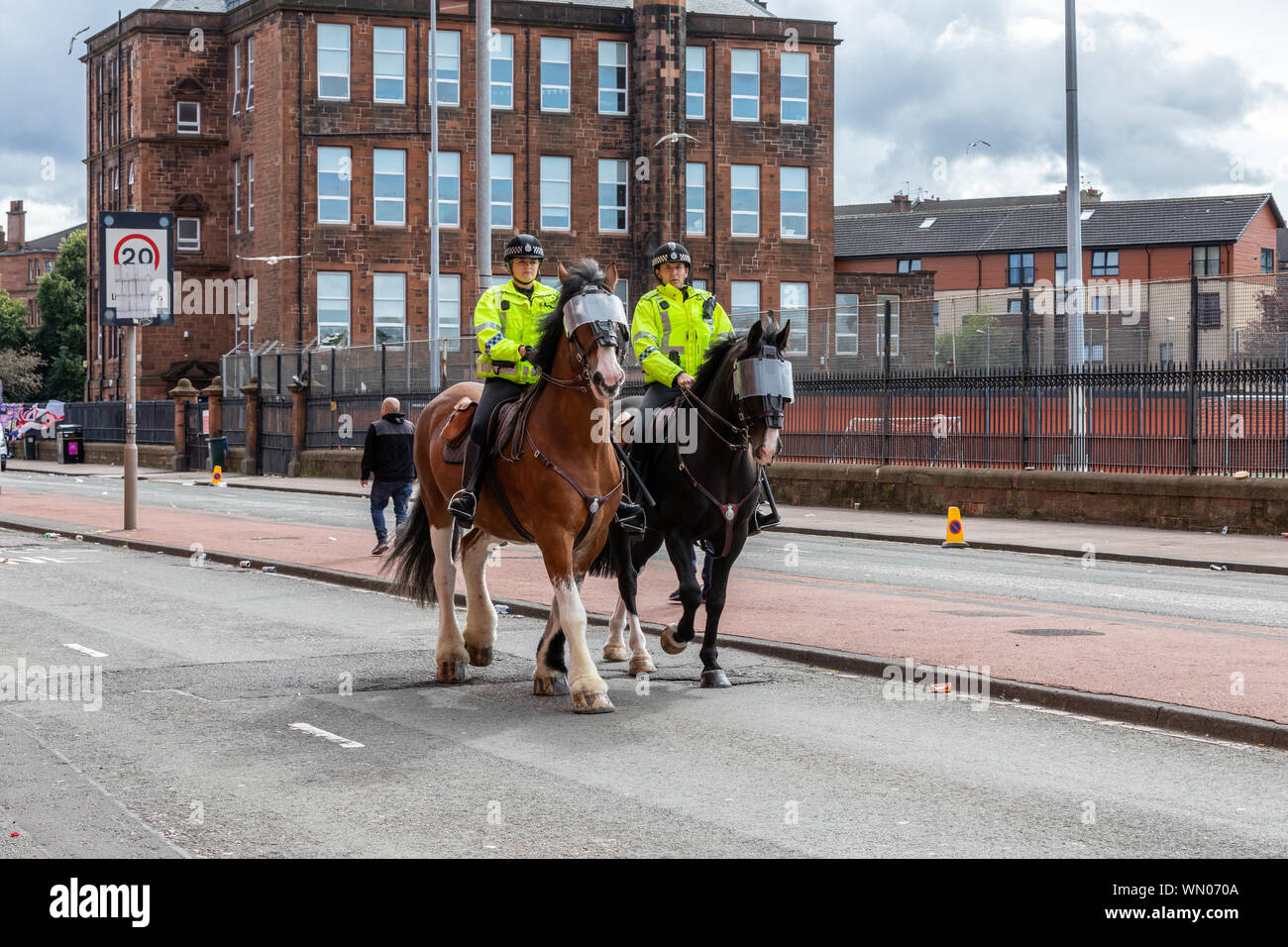 Due polizia montata Scozia ufficiali pattugliano su unità Edmiston al di fuori dei Rangers football Ibrox stadium durante un Rangers v Celtic partita di calcio Foto Stock
