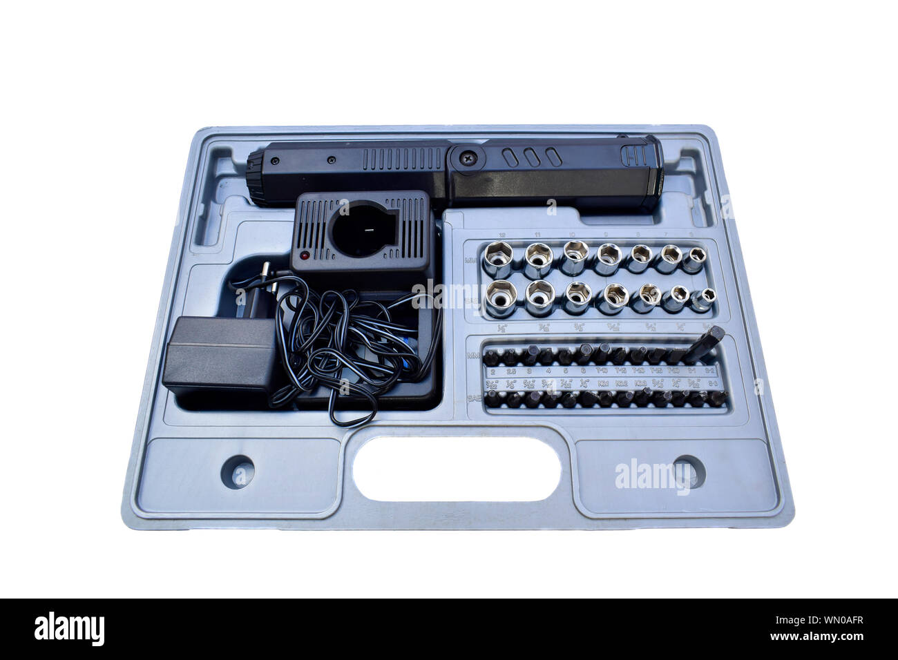 Vista dettagliata del cacciavite manuale con carica elettrica e cacciaviti capi di diverse dimensioni in grigio toolbox isolati su sfondo bianco. Foto Stock