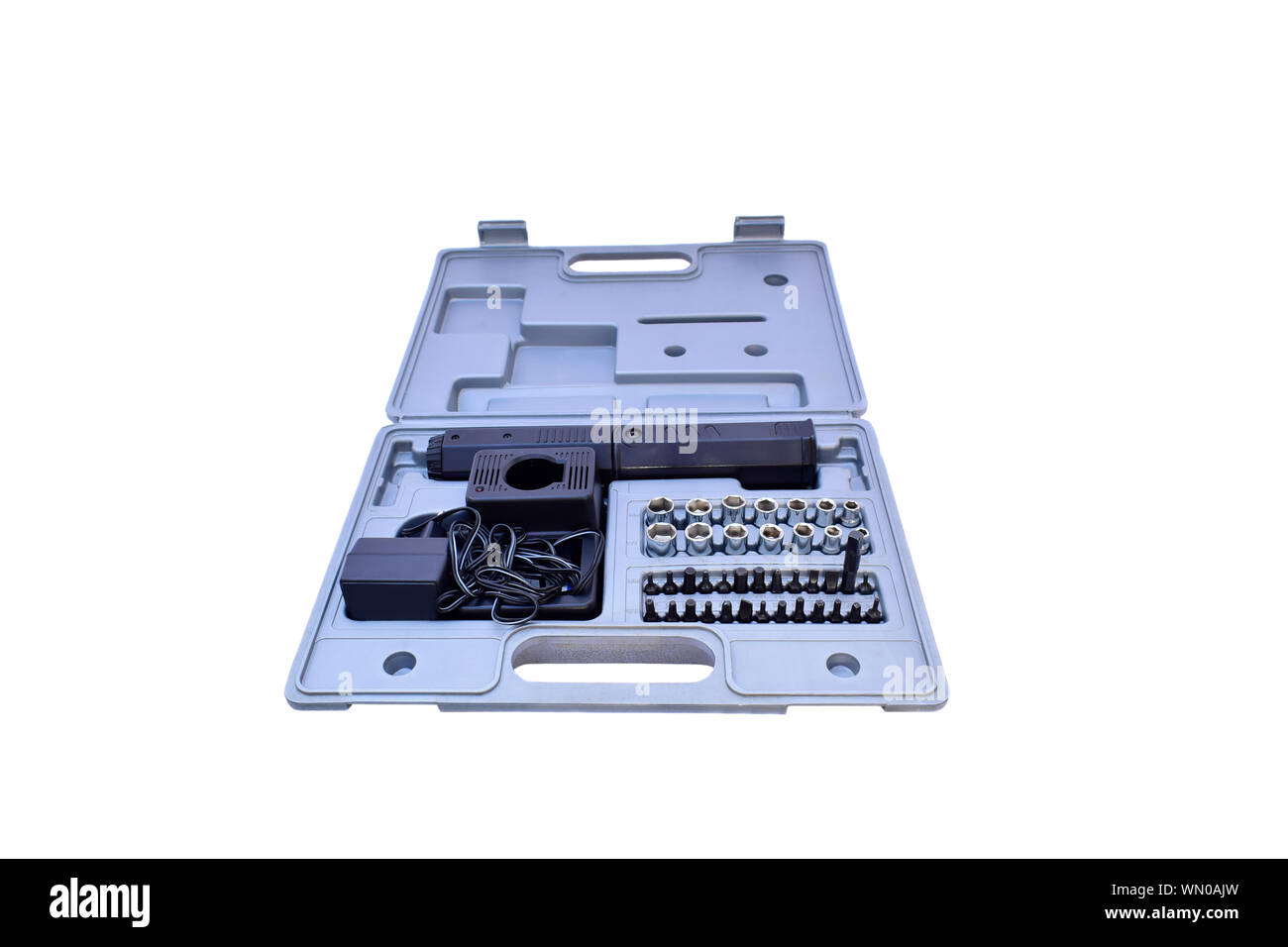 Vista dettagliata del cacciavite manuale con carica elettrica e cacciaviti capi di diverse dimensioni in grigio toolbox isolati su sfondo bianco. Foto Stock