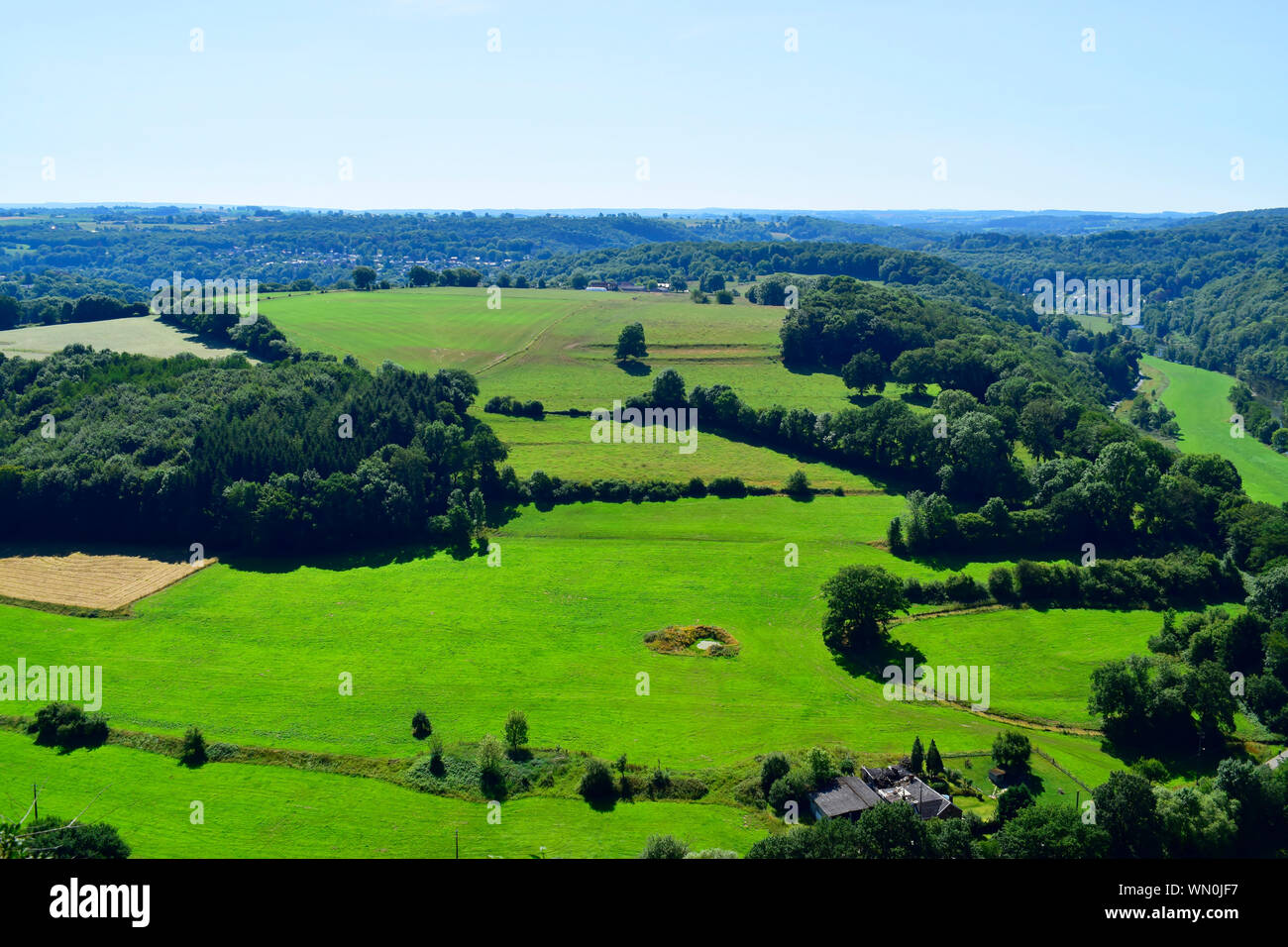 Bellissima vista del punto di 'La Roche aux Faucons' schema naturale sfondo nella giornata del sole a primavera o estate stagione in Esneux, Liegi, Belgio. Foto Stock