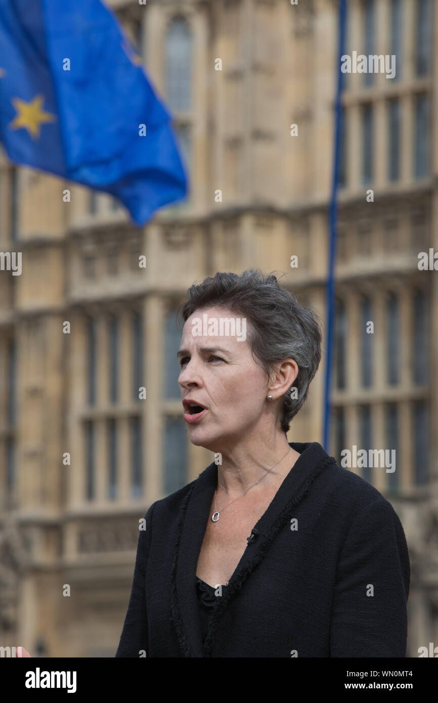 Westminster, Londra, Regno Unito. Il 5 settembre 2019. La manodopera MP Maria Creagh prende parte a interviste con i media in College Green. No-Deal Brexit strugge come Boris Johnson sospensione del Parlamento per cinque settimane è contestata nei tribunali per una seconda volta. L'anti-no deal bill passa in seconda lettura alla Camera dei Lords. Il governo si prepara a tenere una nuova votazione di lunedì prossimo su uno snap elezione. Le opposizioni parlamentari intendono non torna indietro elezione fino a quando il governo non esclude di non trattare Brexit. Foto Stock