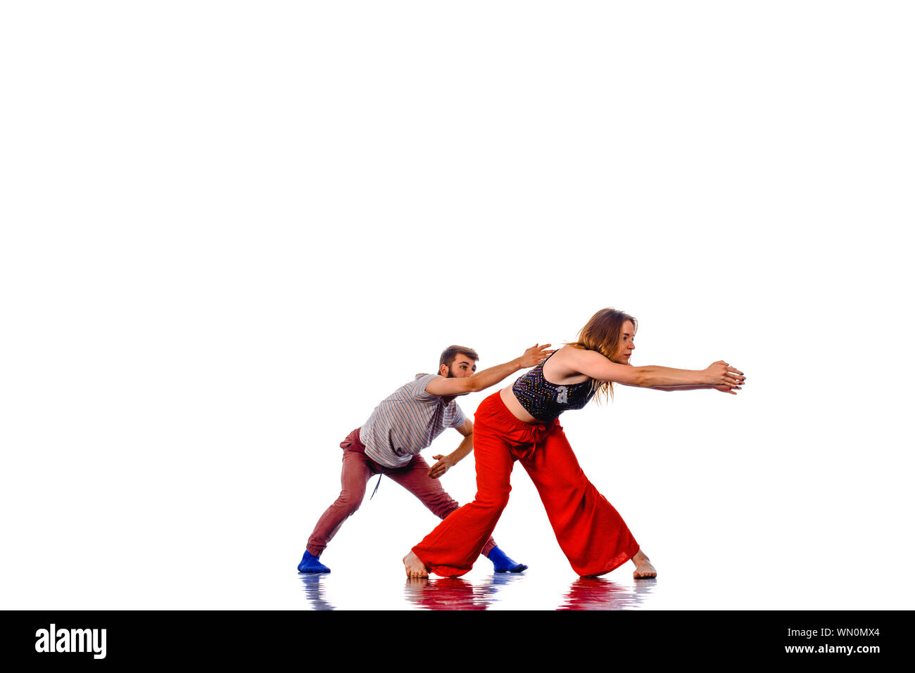 Paio di hip-hop ballerini è la danza. Ragazzo e una ragazza di eseguire street dance su sfondo bianco. Scuola di danza moderna Foto Stock