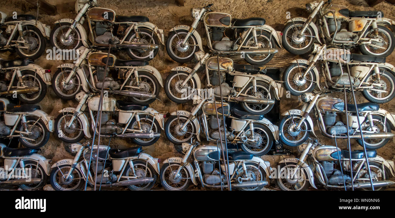 Le moto della polizia dell'epoca franco come arte di installazione nel Museo Vostell, Malpartida Extremadura, Spagna Foto Stock