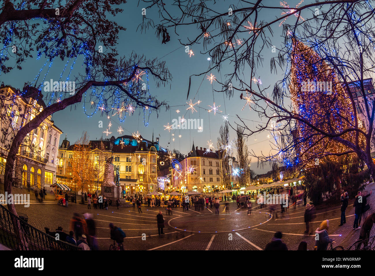 Lubiana romantica del centro città decorate per le vacanze di Natale. Preseren square, Lubiana, Slovenia, Europa Foto Stock