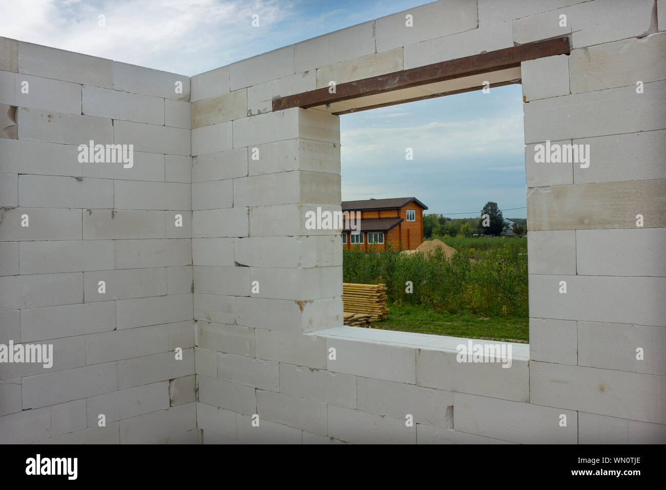All'interno di un country house in costruzione e una finestra con una vista della natura Foto Stock