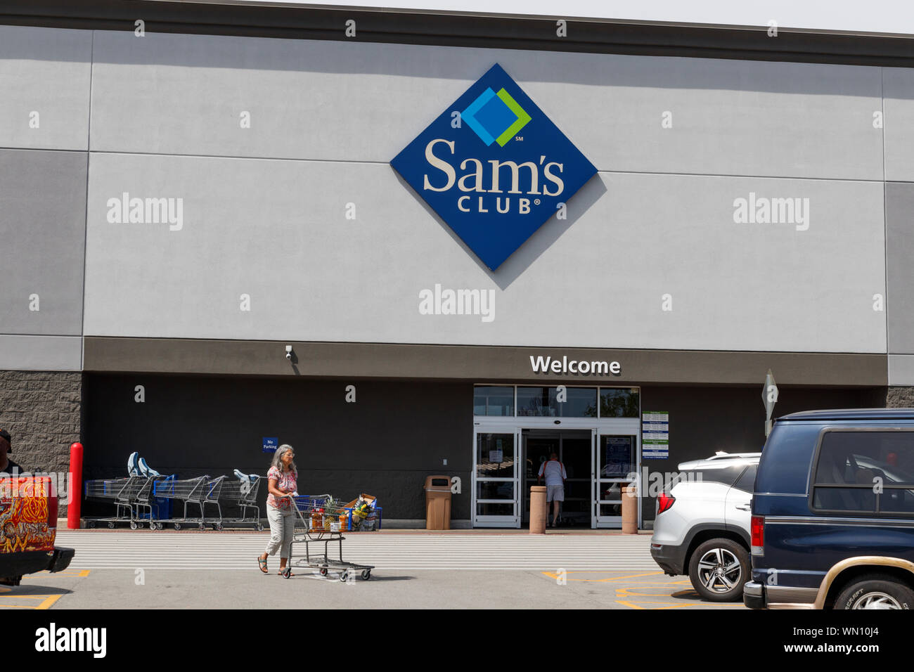 Champagne - Circa Agosto 2019: Sam's Club magazzino. Sam's Club è una catena di appartenenza solo negozi di proprietà di Walmart III Foto Stock