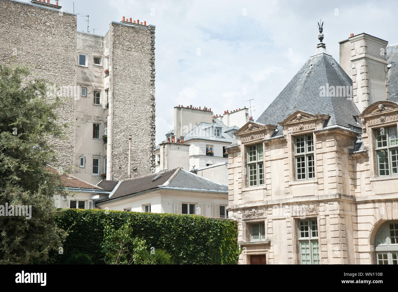 Das Hôtel de Sully a Parigi ist ein hôtel particulier im Stil Luigi XIII. 62, Rue Saint-Antoine Foto Stock