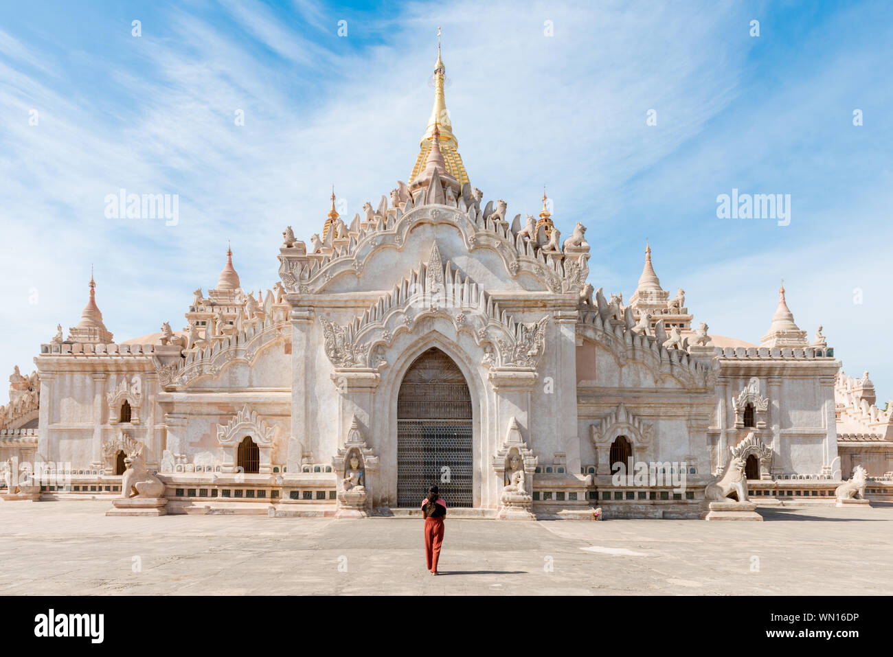 Immagine orizzontale di brunette donna che guarda il grande tempio di Ananda, un famoso tempio buddista di Bagan, Myanmar Foto Stock