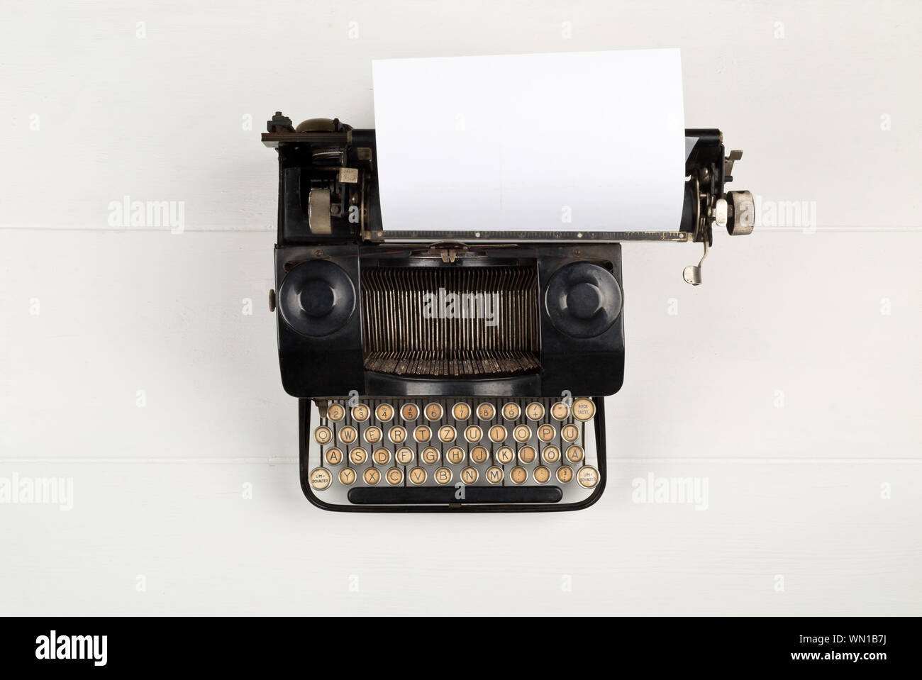 Macchina da scrivere antica con carta invecchiata. Creatività ispirazione  scrittura. Tonalità vintage Foto stock - Alamy