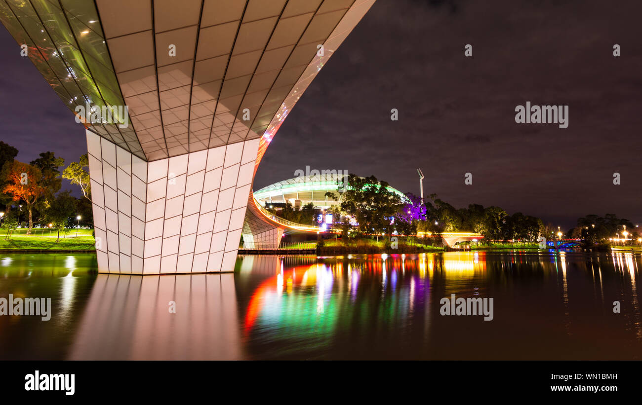 Il Fiume Torrens passerella di notte, con Adelaide Oval Sports Arena in background. Adelaide Australia. Foto Stock