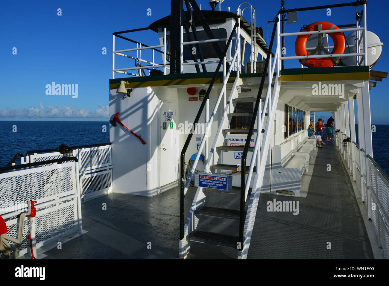 Il passeggero superiore del ponte della nave traghetto croato di come si impiegano i visitatori da Ocracoke di Hatteras Island sulla Outer Banks del North Carolina. Foto Stock