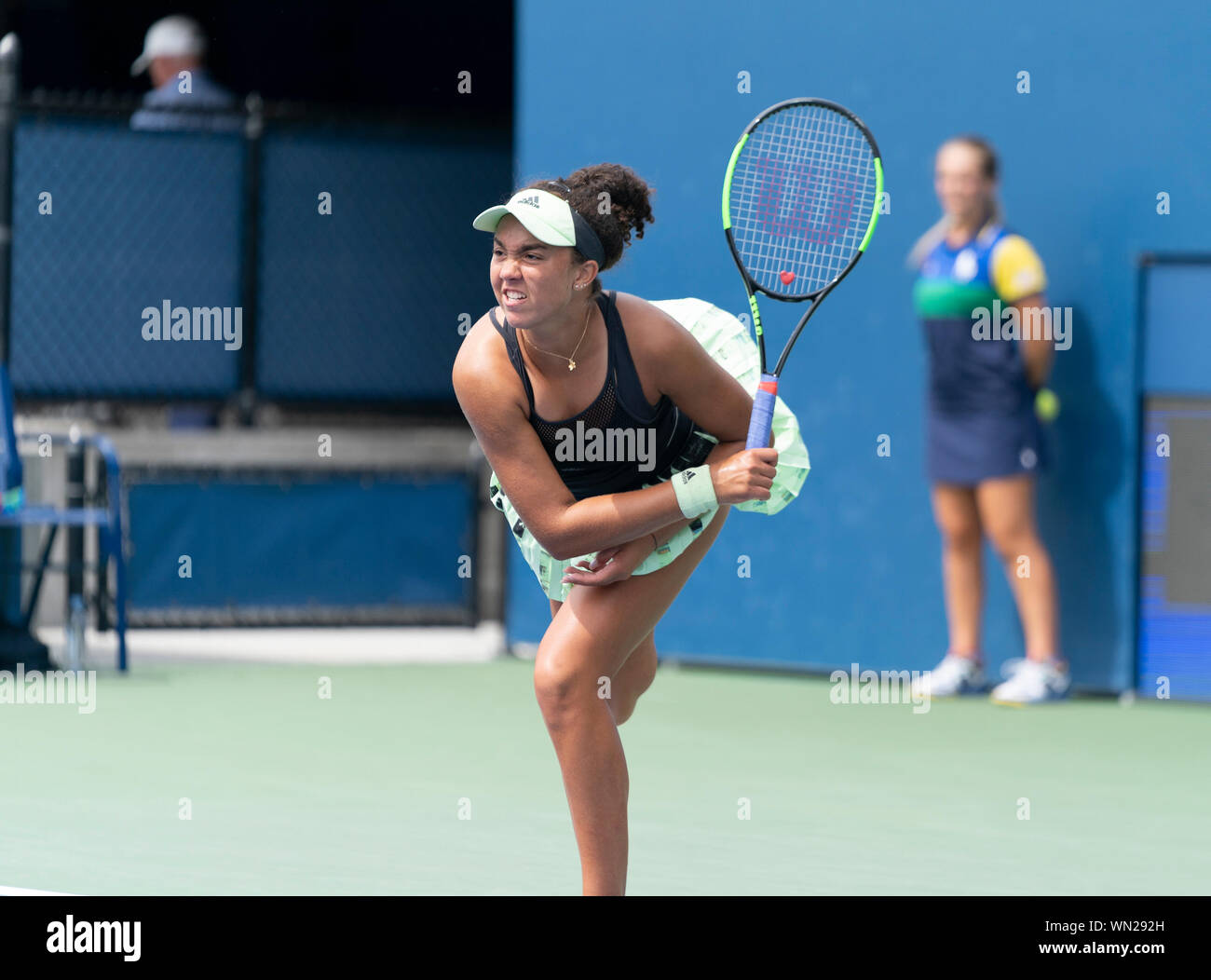 New York, Stati Uniti. 05 Sep, 2019. Katrina Scott (USA) in azione durante le ragazze junior 3 round a US Open Championships contro Robin Montgomery (USA) a Billie Jean King National Tennis Center (foto di Lev Radin/Pacific Stampa) Credito: Pacific Press Agency/Alamy Live News Foto Stock