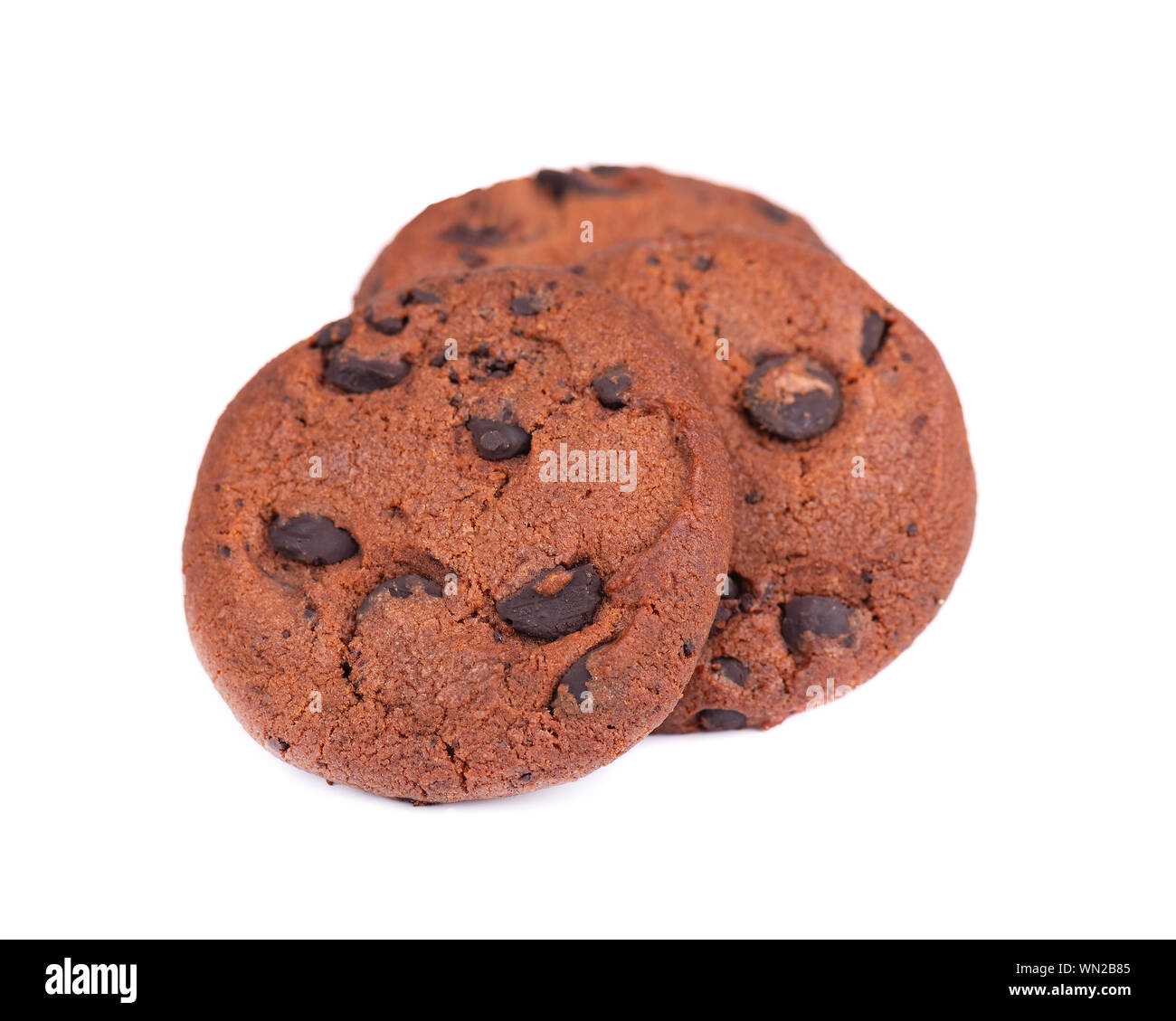 Doppio biscotti con scaglie di cioccolato isolato su sfondo bianco. I biscotti con gocce di cioccolato. Biscotti con aggiunta di dolcificanti. Dolci fatti in casa. Foto Stock