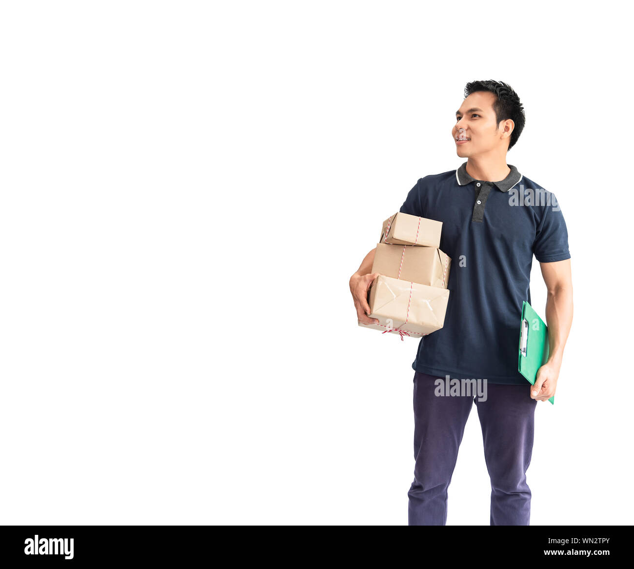 Allegro giovane uomo di consegna di impilamento di contenimento scatole di cartone,parcel, mentre in piedi isolato su sfondo bianco.Avviare Business logistic ,azienda Foto Stock
