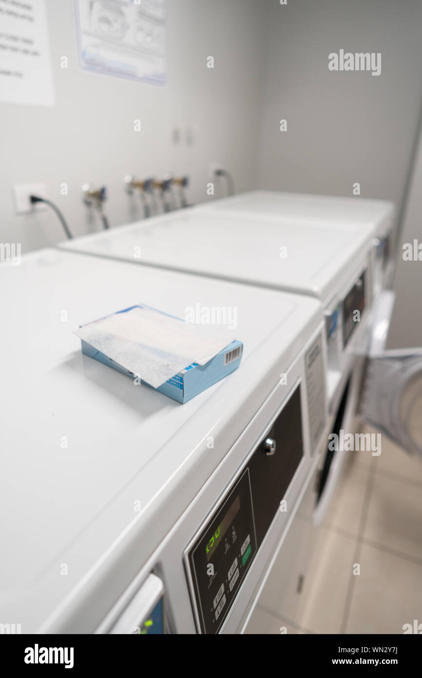 Commerciale attrezzature di lavanderia - Lavatrice e asciugatrice. Foto Stock