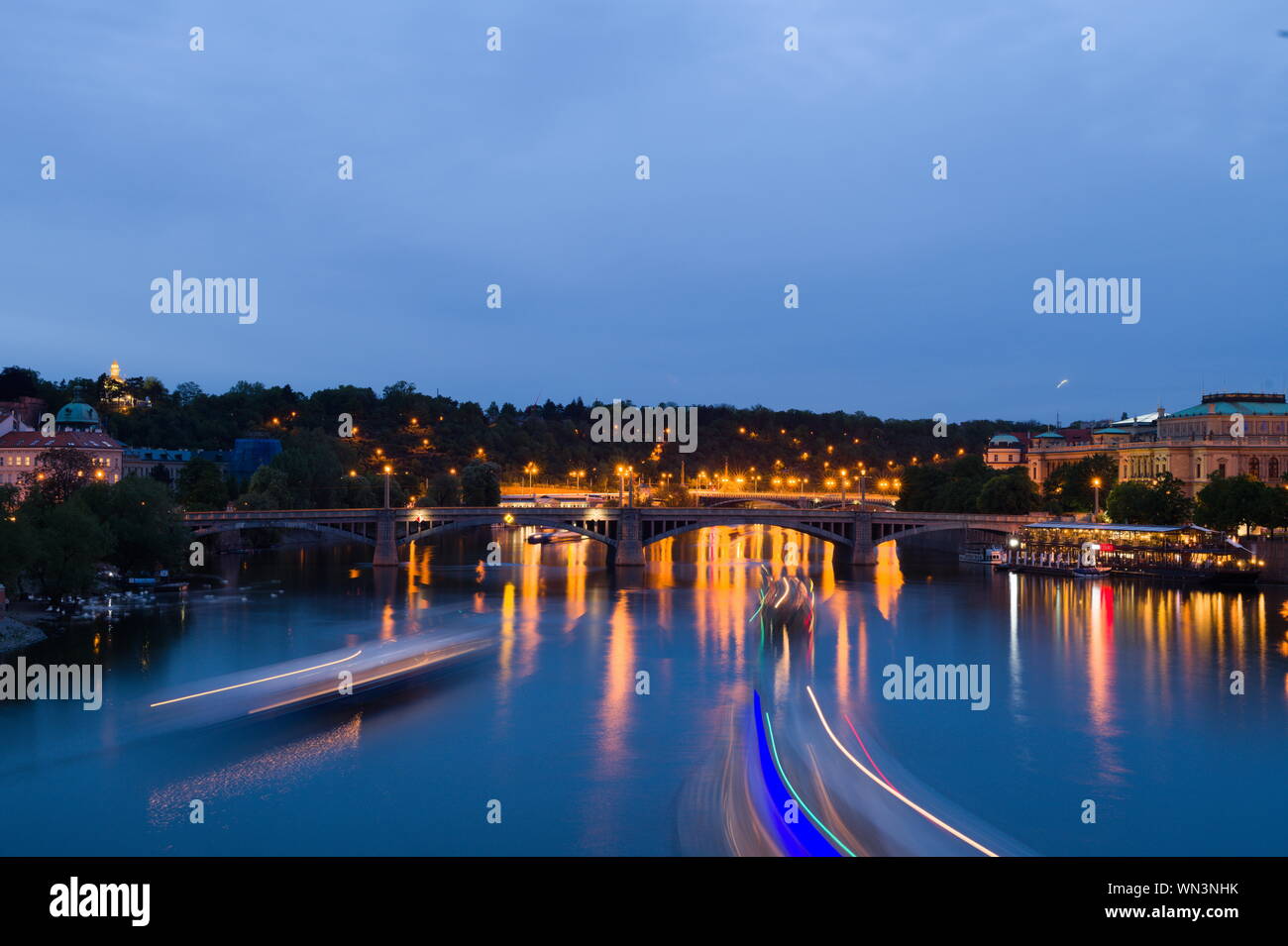 Il fiume Moldava di notte, visto dal Ponte Carlo, Praga, Repubblica Ceca Foto Stock