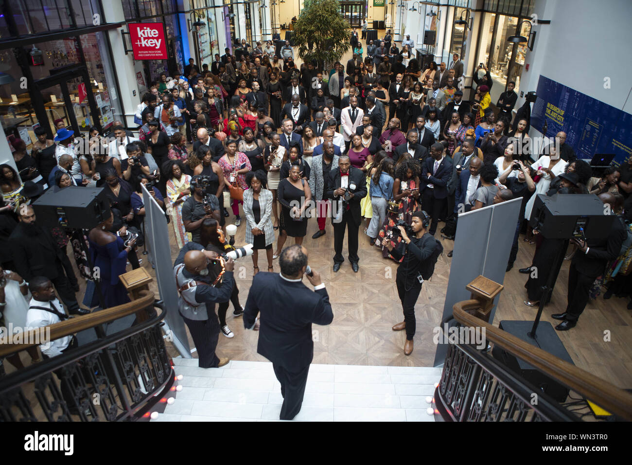 Newark, New Jersey, USA. 5 Sep, 2019. KENNETH GIFFORD, fondatore di Newark International Film Festival (NewarkIFF) viene visualizzato durante la serata di apertura gala a Hahne & Co e Express Newark building a Newark, New Jersey. Il NewarkIFF che corre da settembre 4-9, 2019, sarà mostrando corto e lungometraggi, documentari, 24 ore di film la concorrenza, master classi di fuco Workshop, classe improv, celebrity headshots e di scrittura per il "grande schermo" sono alcuni degli argomenti trattati. Credito: Brian ramo Prezzo/ZUMA filo/Alamy Live News Foto Stock