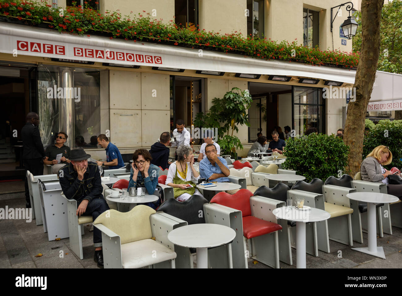 Parigi, Café Beaubourg, Architekt Christian de Portzamparc. Rivolta verso la piazza di fronte al centro George Pompidou di Parigi, il Beaubourg Caf Foto Stock
