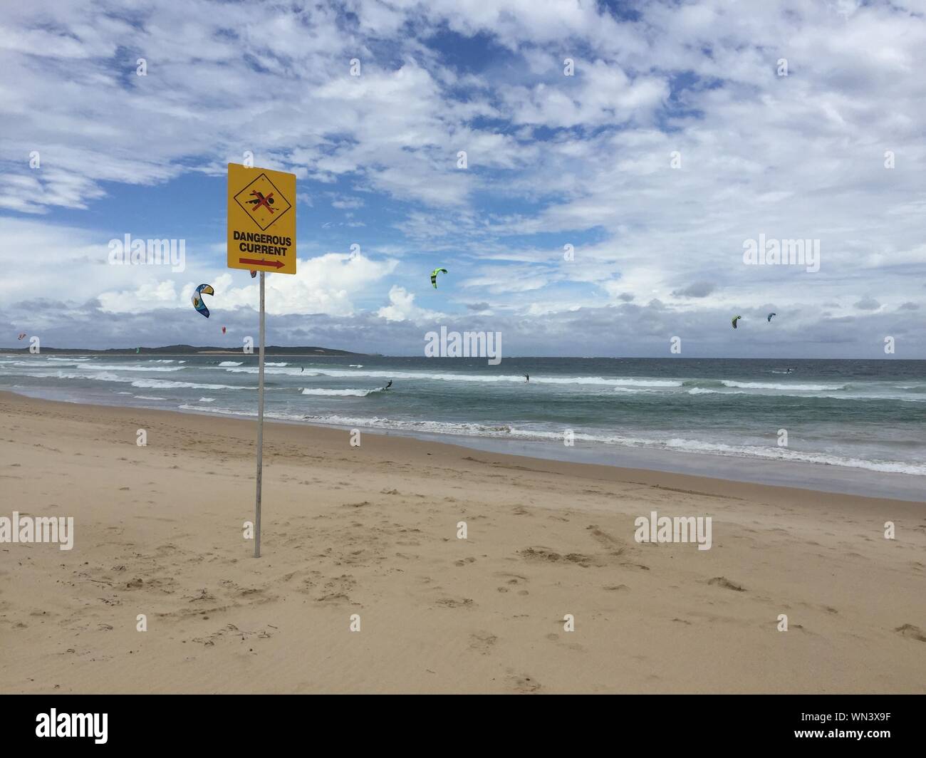 Segnale di informazione sulla spiaggia contro il cielo Foto Stock