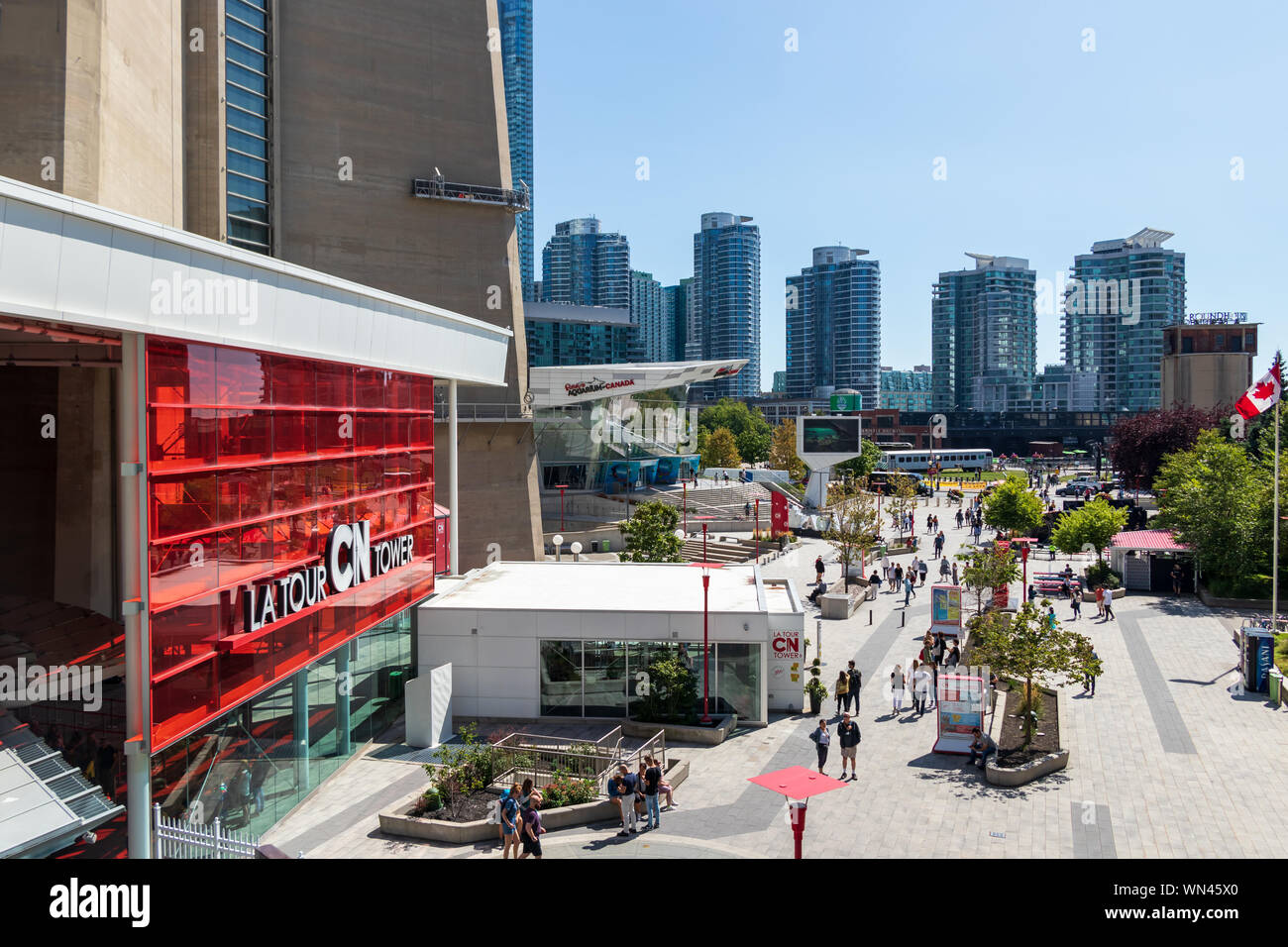 Ingresso della CN Tower e dintorni Plaza con Ripley's acquario del Canada in background. Foto Stock