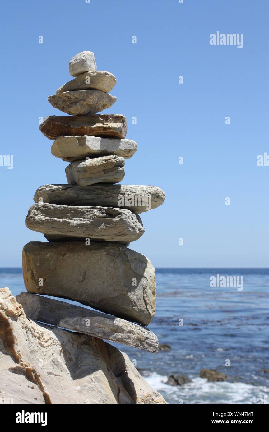 Mindfulness meditazione pietre equilibrato dall'oceano Foto Stock