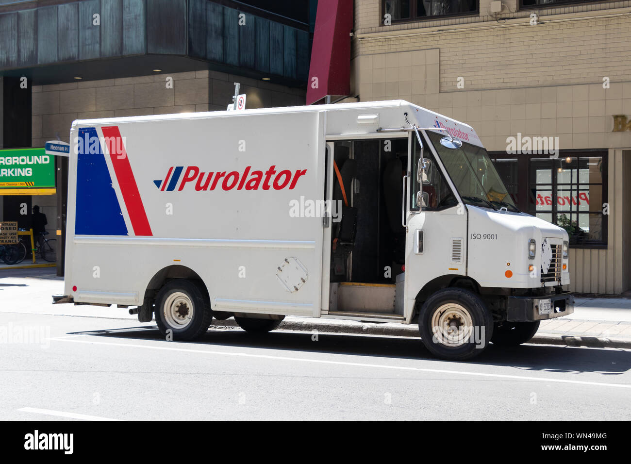 Consegna Purolator van fermato sul lato di una strada nel centro cittadino di Toronto. Foto Stock