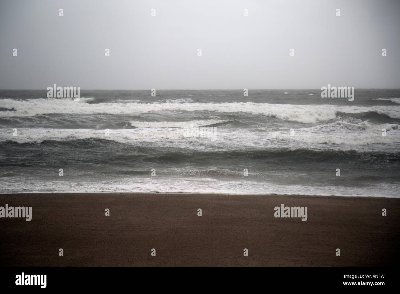 Aumentando le onde e il vento inizia a impatto Onslow spiaggia come uragano Dorian approcci Marine Corps base Camp Lejeune, North Carolina, Sett. 5, 2019. (U.S. Marine Corps foto di Cpl. Alexia Lythos) Foto Stock