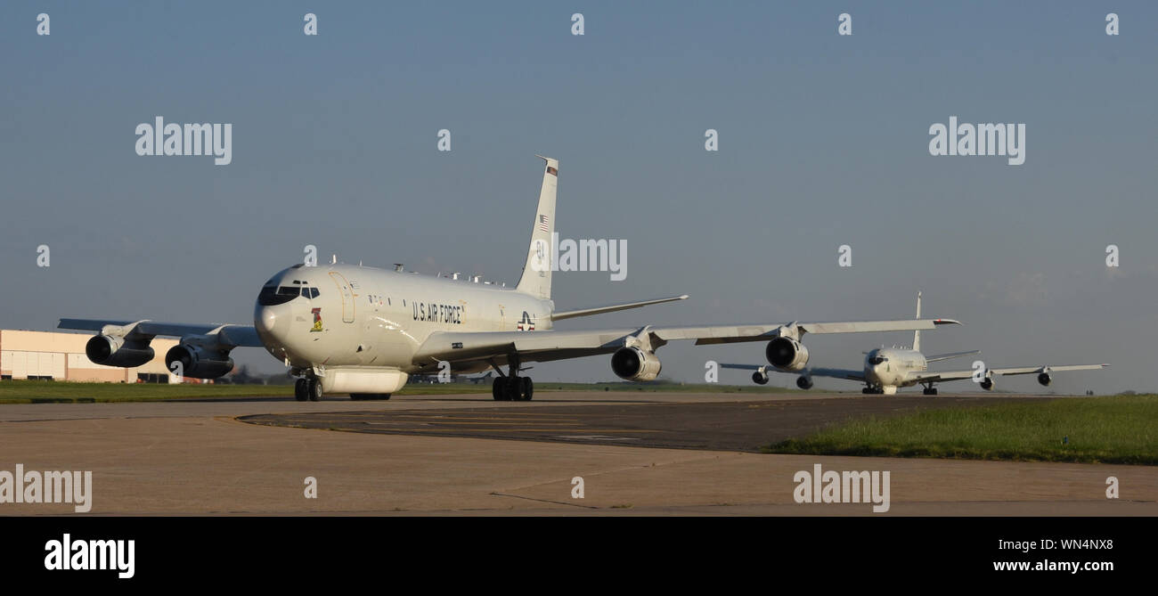 Due E-8C di suporto congiunta ricognizione aerea aeromobili di Sistema dal 116aria ala di controllo, Georgia Air National Guard, taxi verso la pista di atterraggio di Tinker AFB, Oklahoma per la partenza alla stazione Casa sett. 4, 2019, Tinker AFB, Oklahoma. Team Tinker eseguito un accordo esistente con Seymour-Johnson AFB, North Carolina e Warner-Robins AFB, Georgia per ospitare i combattenti, petroliere e aerei di ricognizione lontano dal devastante uragano attualmente che influiscono sulla costa est degli Stati Uniti. (U.S. Air Force foto/Greg L. Davis) Foto Stock