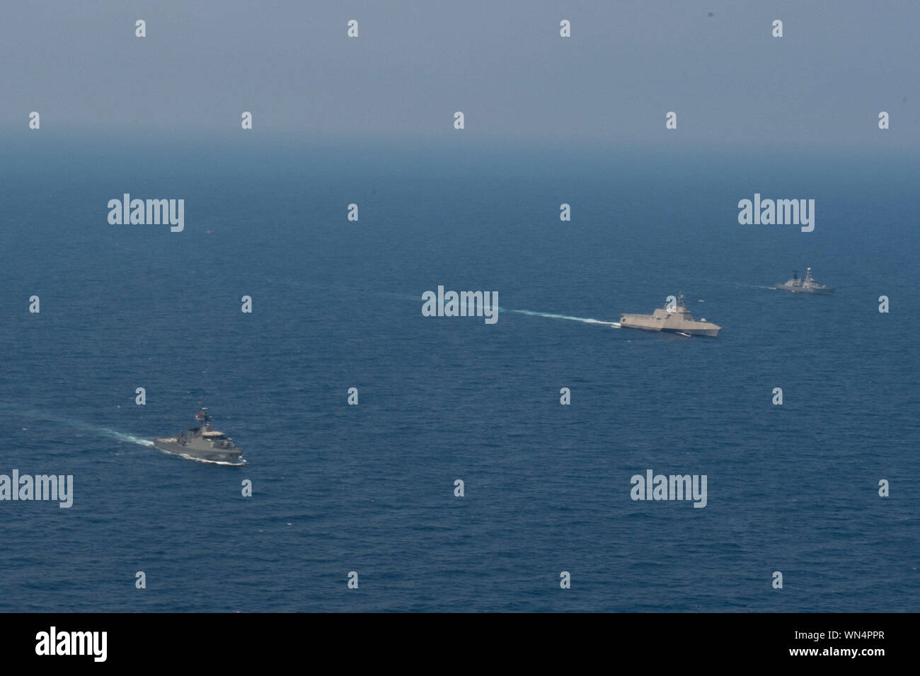 Golfo di Thailandia (sett. 4, 2019) - Da sinistra a destra, HTMS Krabi (OPV-551), che serve come a galla il quartier generale per l'ASEAN-U.S. combinati task force, USS Montgomery (LCS 8), e Kyansittha UMS (F-12), linea fino in formazione durante un esercizio di foto come parte dell'ASEAN-STATI UNITI Esercizio marittimo (AUMX). Il primo AUMX, co-guidato da Stati Uniti e Royal Thai marine, include le forze marittime da parte degli Stati Uniti e tutti i dieci Stati membri dell'ASEAN. AUMX promuove gli impegni condivisi per partenariati marittimo, la sicurezza e la stabilità nel sudest asiatico. (U.S. Foto di Marina di Massa lo specialista di comunicazione 1a classe Alexandra Foto Stock