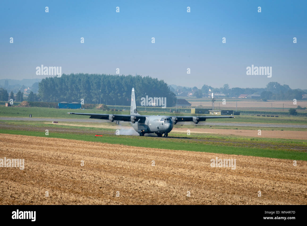 Una C-130J Hercules aeromobile dal 86º Airlift Wing a Ramstein Air Base, Germania tocca verso il basso nella zona di atterraggio durante un esercizio su agosto 27, 2019, Wingene Air Base, Belgio. La 424ABS supporta zona di atterraggio esercitazioni svolte al di fuori del Ramstein Air Base, Germania. (U.S. Air Force photo by Staff Sgt. Brycen Guerrero) Foto Stock
