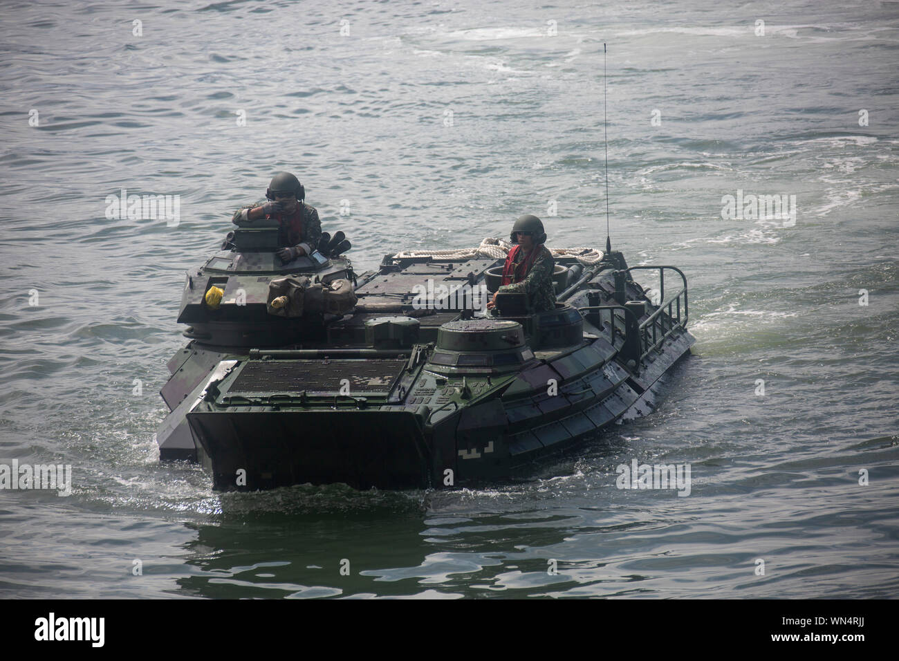 Philippine e U.S. Marines guidare un assalto filippino veicolo anfibio sul BRP Davao Del Sur (LD-602) durante un AAV esperto in materia di exchange in Subic Bay, Filippine, 31 Agosto, 2019. Gli Stati Uniti Marine Corps ha collaborato con il filippino Marine Corps per gli ultimi otto anni per sviluppare le competenze e le politiche per abilitare il Philippine Navy e Marine Corps per condurre le operazioni anfibie. Questo SMEE è stata una pietra miliare in questi sforzi, segnando la prima volta che le forze di filippino ha lanciato la loro AAV da una marina militare filippino nave anfibio e transitate da Nave a riva. Gli Stati Uniti M Foto Stock