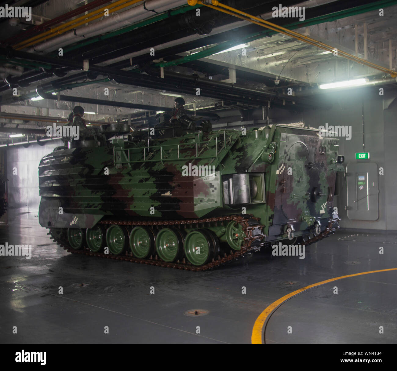 Philippine e U.S. Marines guidare un assalto filippino veicolo anfibio sul BRP Davao Del Sur (LD-602) durante un AAV esperto in materia di exchange in Subic Bay, Filippine, 31 Agosto, 2019. Gli Stati Uniti Marine Corps ha collaborato con il filippino Marine Corps per gli ultimi otto anni per sviluppare le competenze e le politiche per abilitare il Philippine Navy e Marine Corps per condurre le operazioni anfibie. Questo SMEE è stata una pietra miliare in questi sforzi, segnando la prima volta che le forze di filippino ha lanciato la loro AAV da una marina militare filippino nave anfibio e transitate da Nave a riva. Gli Stati Uniti M Foto Stock