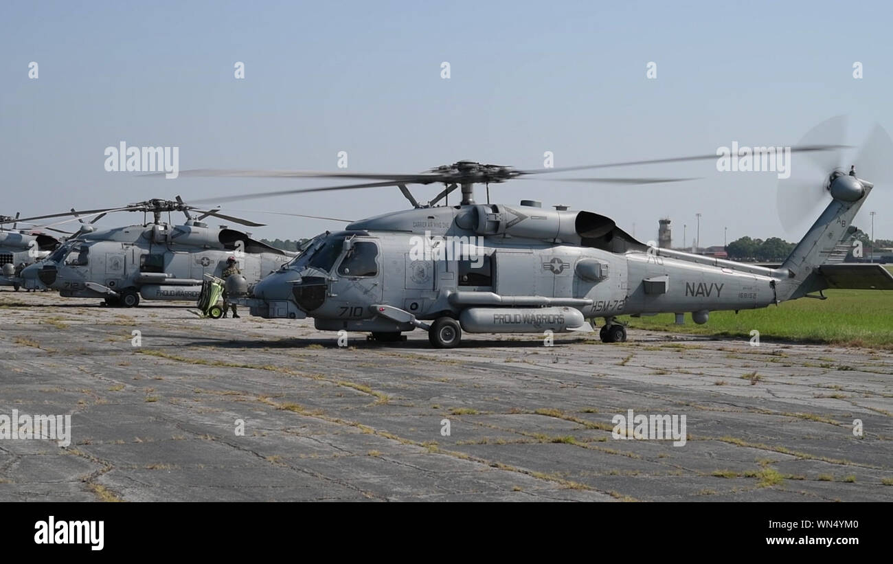 Navy MH-60R elicotteri da Naval Air Station Jacksonville e Naval Station Mayport tornare a casa dopo aver evacuato a Maxwell Air Force Base in Alabama, in anticipo di uragano Dorian sett. 5, 2019, al Maxwell AFB, Alabama. Maxwell AFB è una Federal Emergency Management Agency area di staging. (U.S. Air Force foto di Tech. Sgt. Robert Webb) Foto Stock