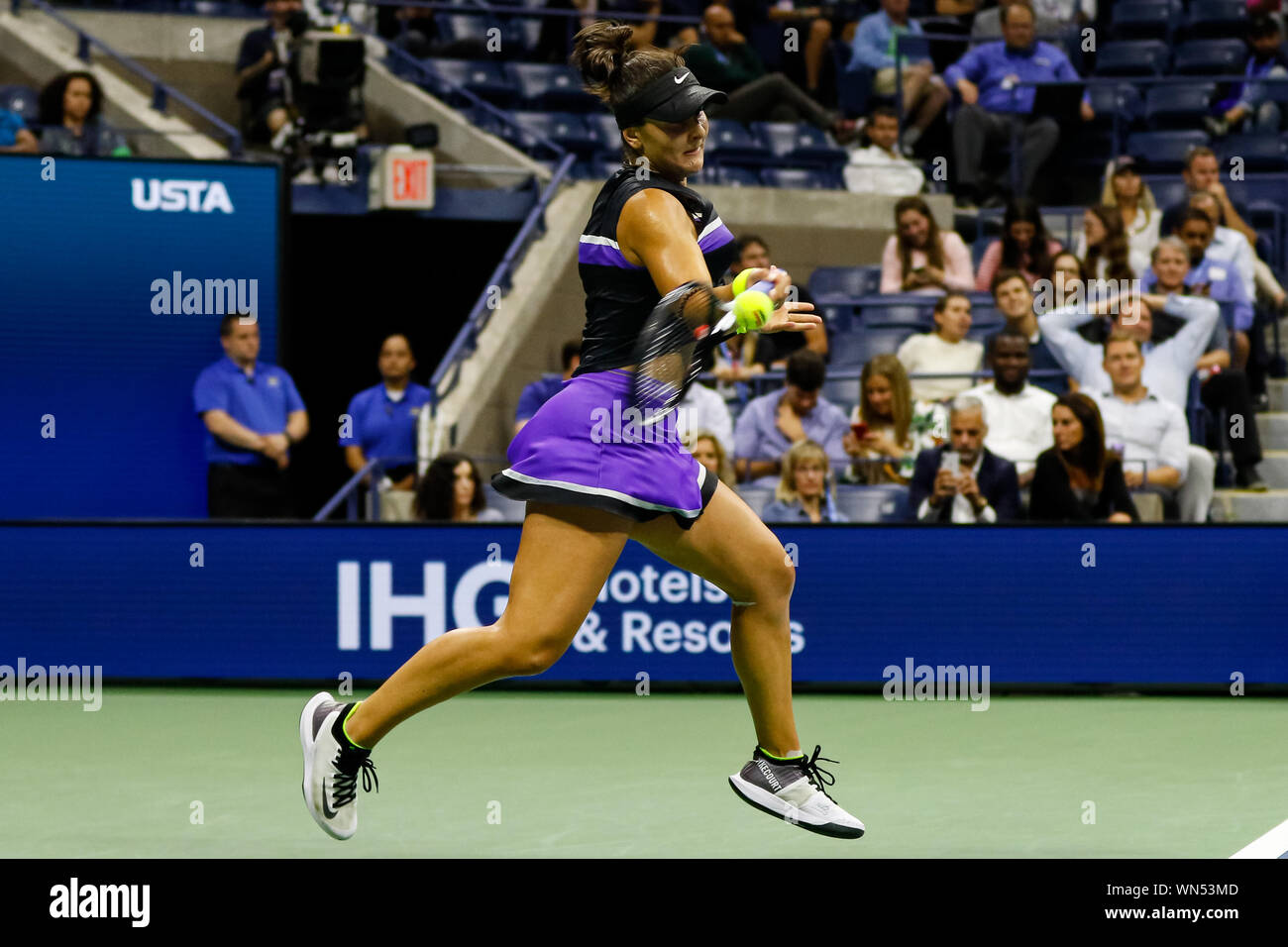 New York, Stati Uniti d'America. 05 Sep, 2019. Bianca Andreescu del Canada durante la sua partita contro Belinda Bencic della Svizzera durante il loro singolare femminile semifinali al 2019 US Open al USTA Billie Jean King National Tennis Center a New York il 5 settembre 2019. Credit: Indipendente Agenzia fotografica/Alamy Live News Foto Stock