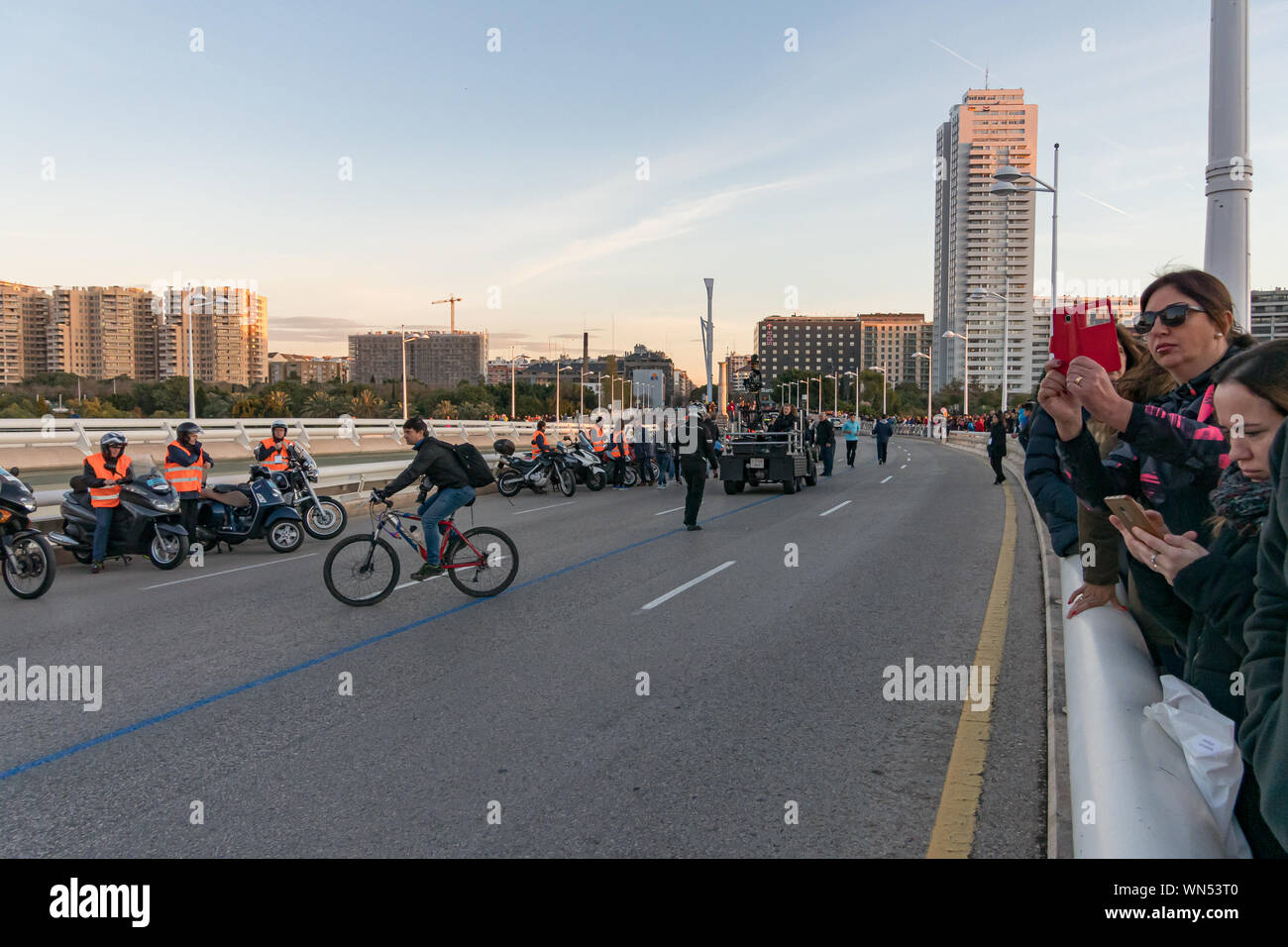 Pubblico, folla all'inizio del Trinidad maratona di Alonso a Valencia nel dicembre 2018. Foto Stock