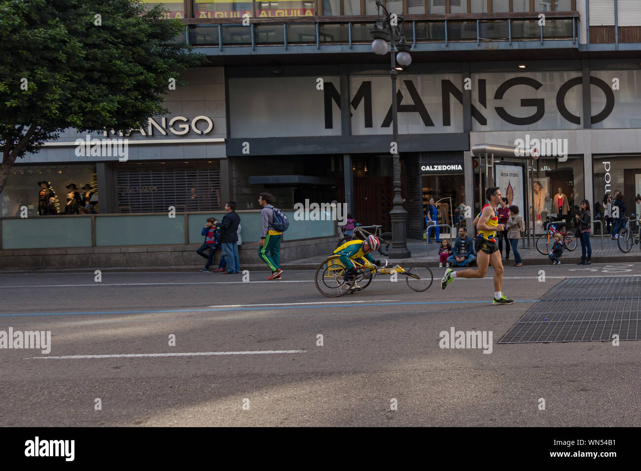 Sedia a rotelle runner per le strade di Valencia nel novembre 2015 marathon Foto Stock