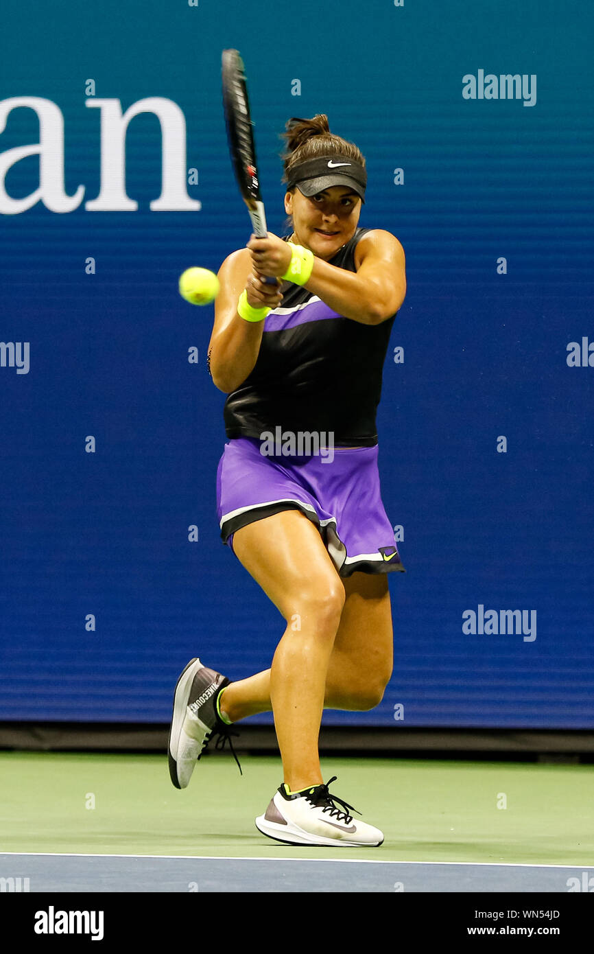 New York, Stati Uniti d'America. 05 Sep, 2019. Bianca Andreescu del Canada durante la sua partita contro Belinda Bencic della Svizzera durante il loro singolare femminile semifinali al 2019 US Open al USTA Billie Jean King National Tennis Center a New York il 5 settembre 2019. Credit: Indipendente Agenzia fotografica/Alamy Live News Foto Stock