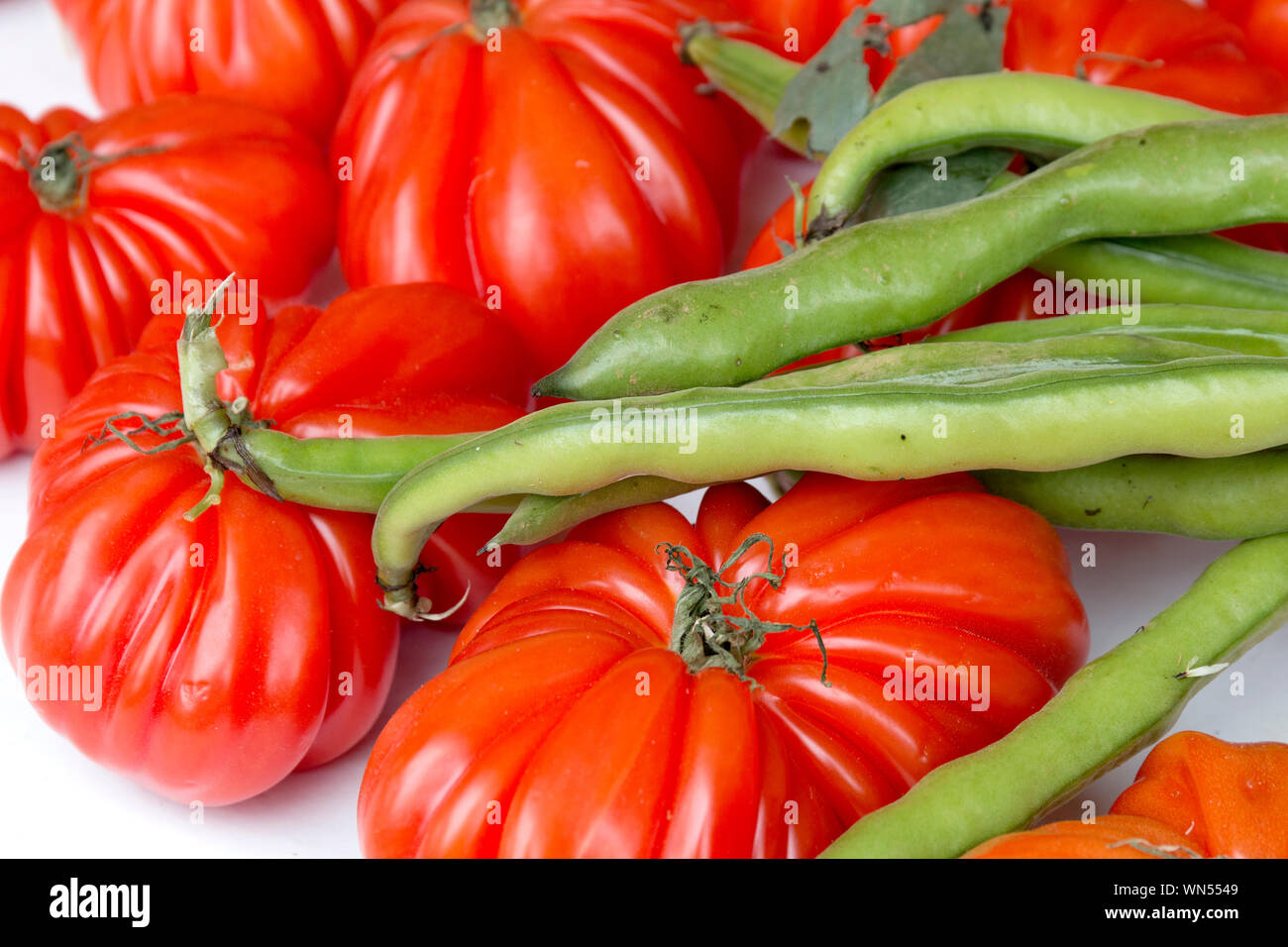 Bella e deliziosi pomodori e fagioli verdi si trova in una strada del mercato di Nizza, Francia Foto Stock