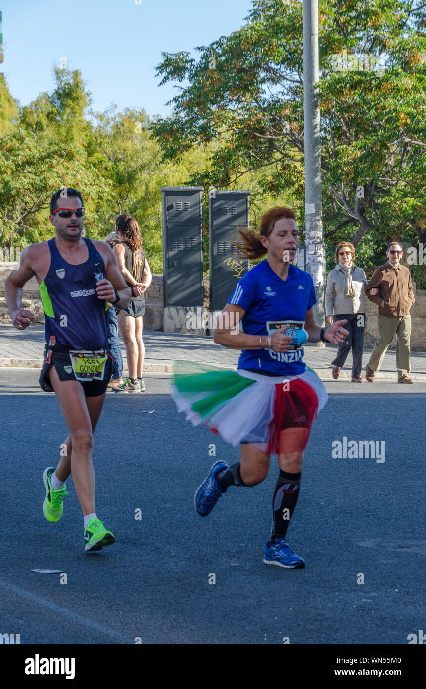 L uomo e la donna in esecuzione nella maratona di Valencia in Spagna il 16 novembre 2014 Foto Stock