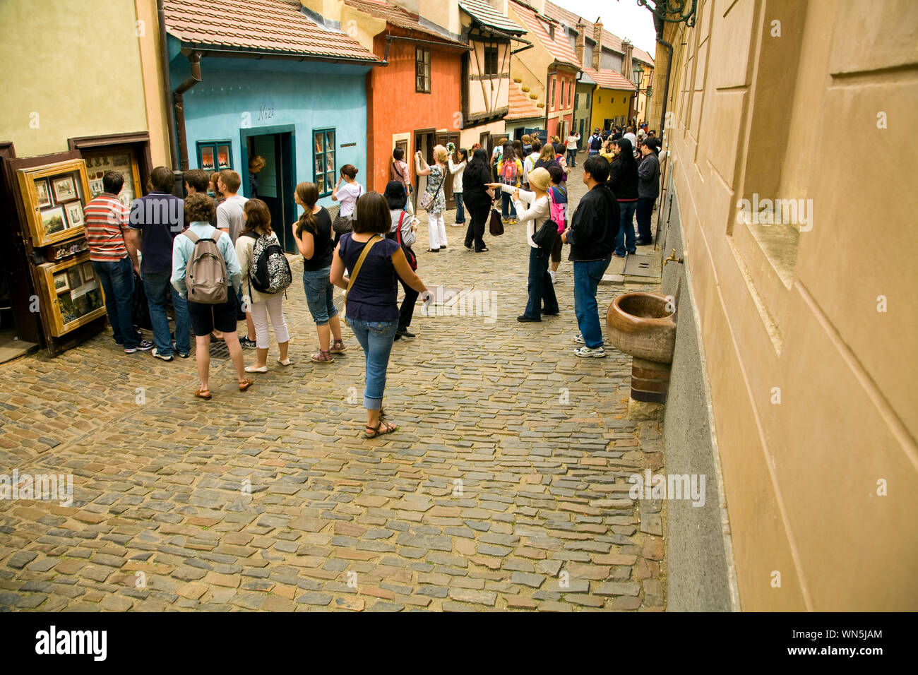 Il Golden Lane, a 16th. secolo artigiani trimestre nel Castello di Praga (Prazsky Hrad). Praga Repubblica Ceca. Foto Stock