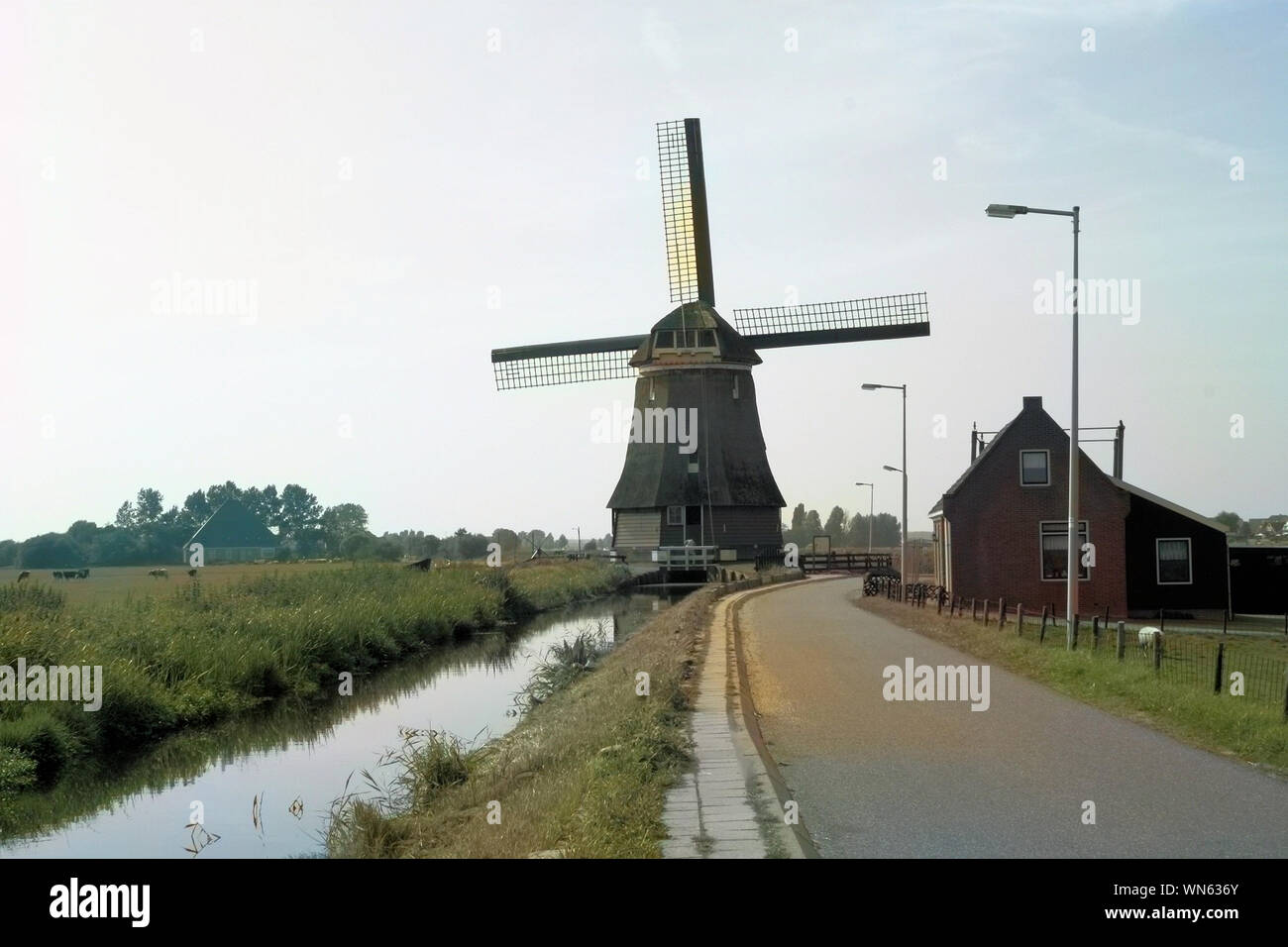 Un mulino a vento di Volendam. Al giorno d'oggi, i mulini a vento intorno ai Paesi Bassi sono aperti solo alcuni giorni ogni anno. Essi non sono più aperti regolarmente per i visitatori Foto Stock