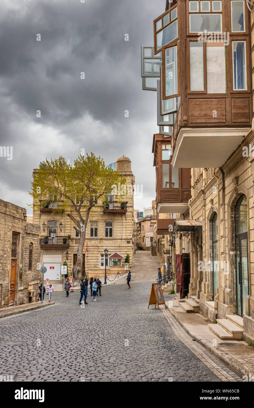 Street nella città vecchia, la parte interna della città di Baku, Azerbaijan Foto Stock