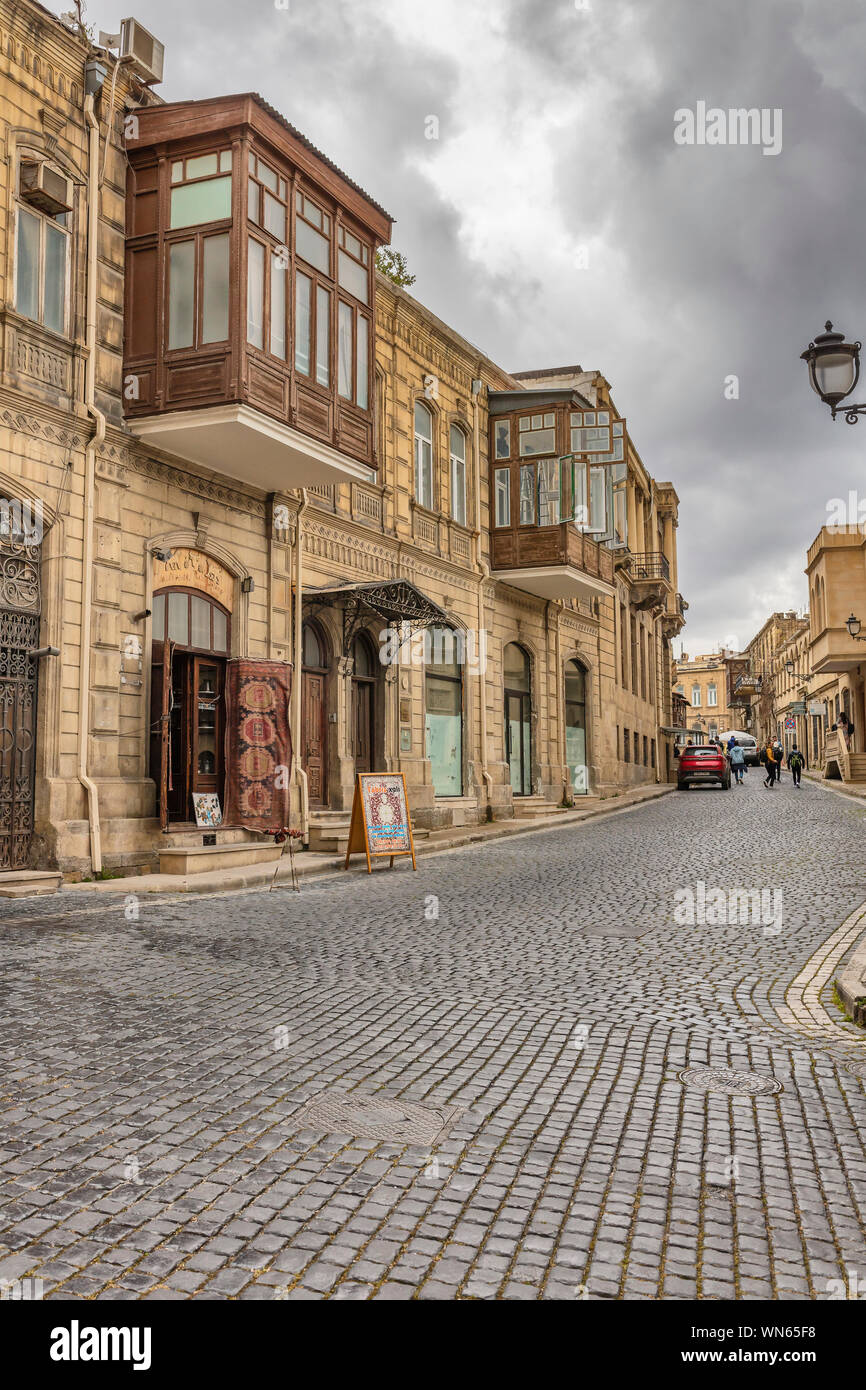 Street nella città vecchia, la parte interna della città di Baku, Azerbaijan Foto Stock