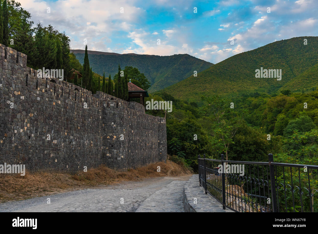 Antica fortezza muro contro il cielo Foto Stock