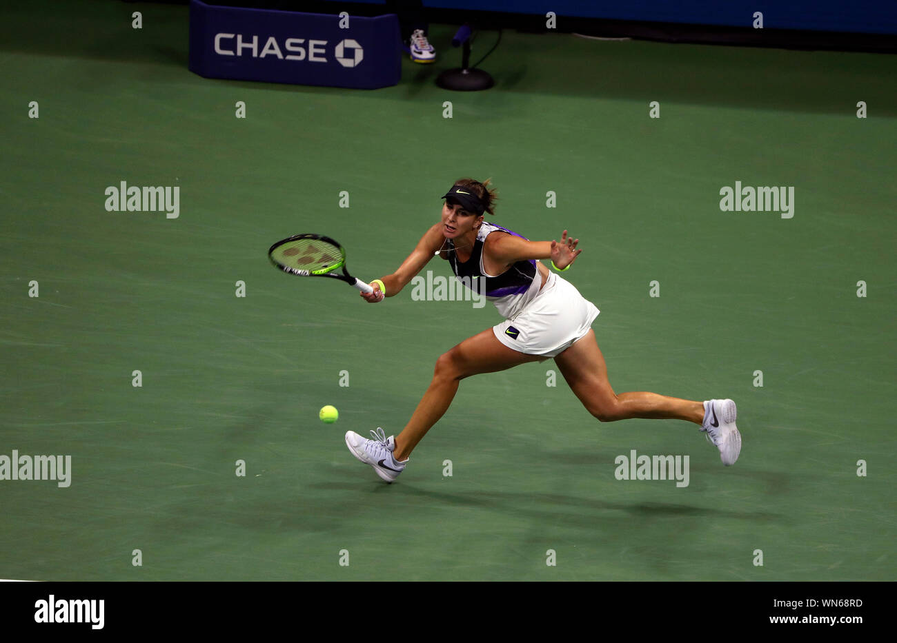 Flushing Meadows, New York, Stati Uniti - 5 settembre 2019. Belinda Bencic della Svizzera in azione durante qui semi finale contro il Canada's Bianca Andreescu a US Open a Flushing Meadows, New York. Andreescu ha vinto la partita in retta fissa e si troverà di fronte Serena Williams nel sabato il final Foto Stock