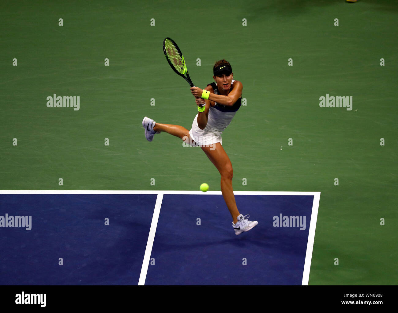 Flushing Meadows, New York, Stati Uniti - 5 settembre 2019. Belinda Bencic della Svizzera in azione durante qui semi finale contro il Canada's Bianca Andreescu a US Open a Flushing Meadows, New York. Andreescu ha vinto la partita in retta fissa e si troverà di fronte Serena Williams nel sabato il credito finale: Adam Stoltman/Alamy Live News Foto Stock